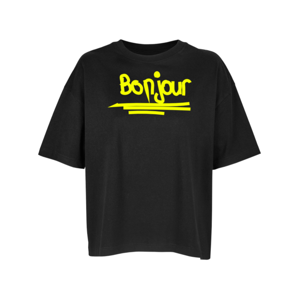 Schwarzes Oversize-Shirt mit dem Schriftzug "Bonjour" in Neongelb, grafisch umgesetzt mit drei Strichen darunter.