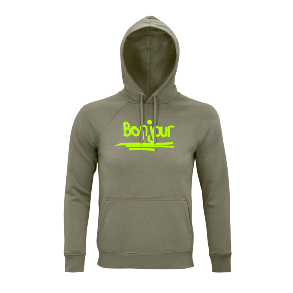 Khaki-farbener Hoodie mit dem Schriftzug "Bonjour" in Neongrün, grafisch umgesetzt mit drei Strichen darunter.