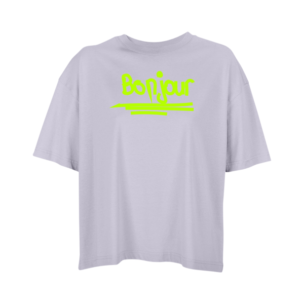 Flieder-farbenes Oversize-Shirt mit dem Schriftzug "Bonjour" in Neongrün, grafisch umgesetzt mit drei Strichen darunter.