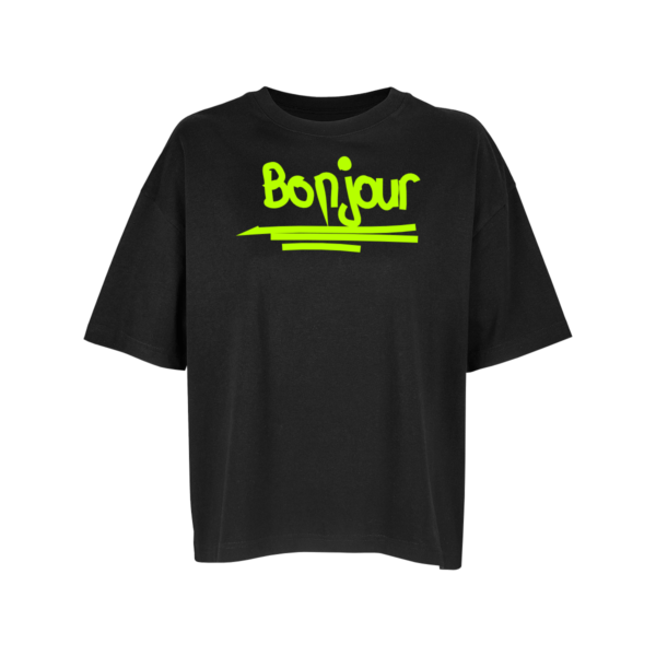 Schwarzes Oversize-Shirt mit dem Schriftzug "Bonjour" in Neongrün, grafisch umgesetzt mit drei Strichen darunter.