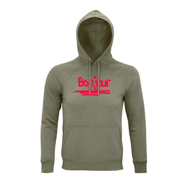 Khaki-farbener Hoodie mit dem Schriftzug "Bonjour" in Neonrot, grafisch umgesetzt mit drei Strichen darunter.