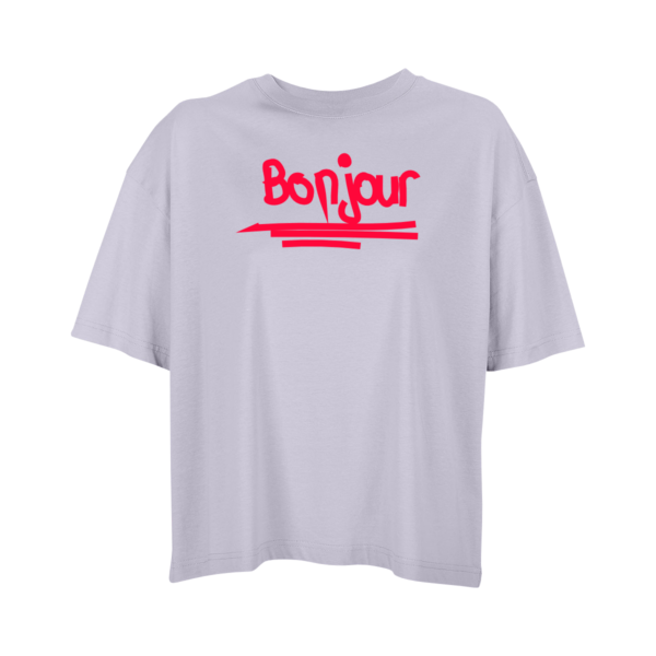 Flieder-farbenes Oversize-Shirt mit dem Schriftzug "Bonjour" in Neonrot, grafisch umgesetzt mit drei Strichen darunter.