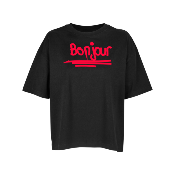 Schwarzes Oversize-Shirt mit dem Schriftzug "Bonjour" in Neonrot, grafisch umgesetzt mit drei Strichen darunter.