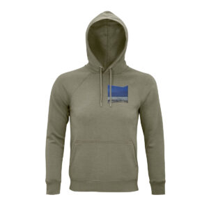 Ein Hoodie in khaki mit einem Ausschnitt aus Seabox von Tobias Stutz. Der geometrische Ausschnitt aus dem Bild zeigt einen blauen Horizont über dem Meer. Brustmotiv.