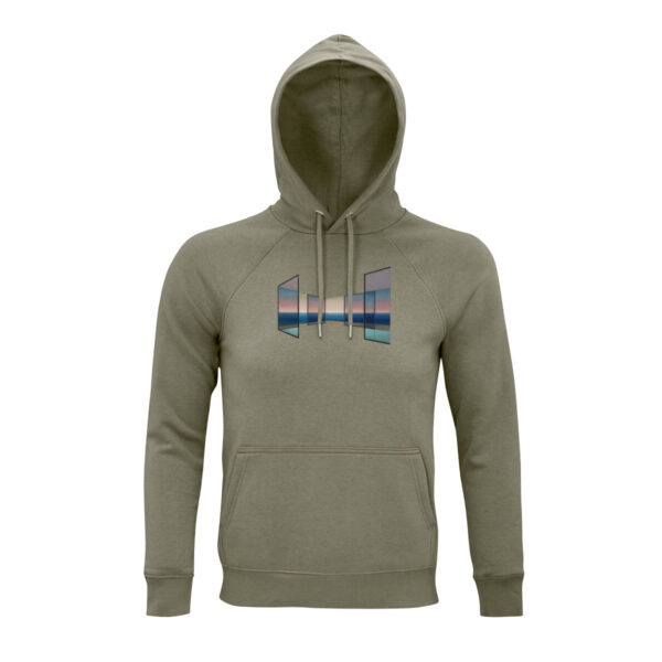 Ein Hoodie in khaki, darauf ein Auszug aus "Windows at the Sea" von Tobias Stutz. Der Ausschnitt ist ein Fenster-Panorama, das die Sicht auf einen Meereshorizont freigibt. Die verschieden ausgerichteten Fenster, tauchen den Horizont in verschiedene Blau- und Grautöne