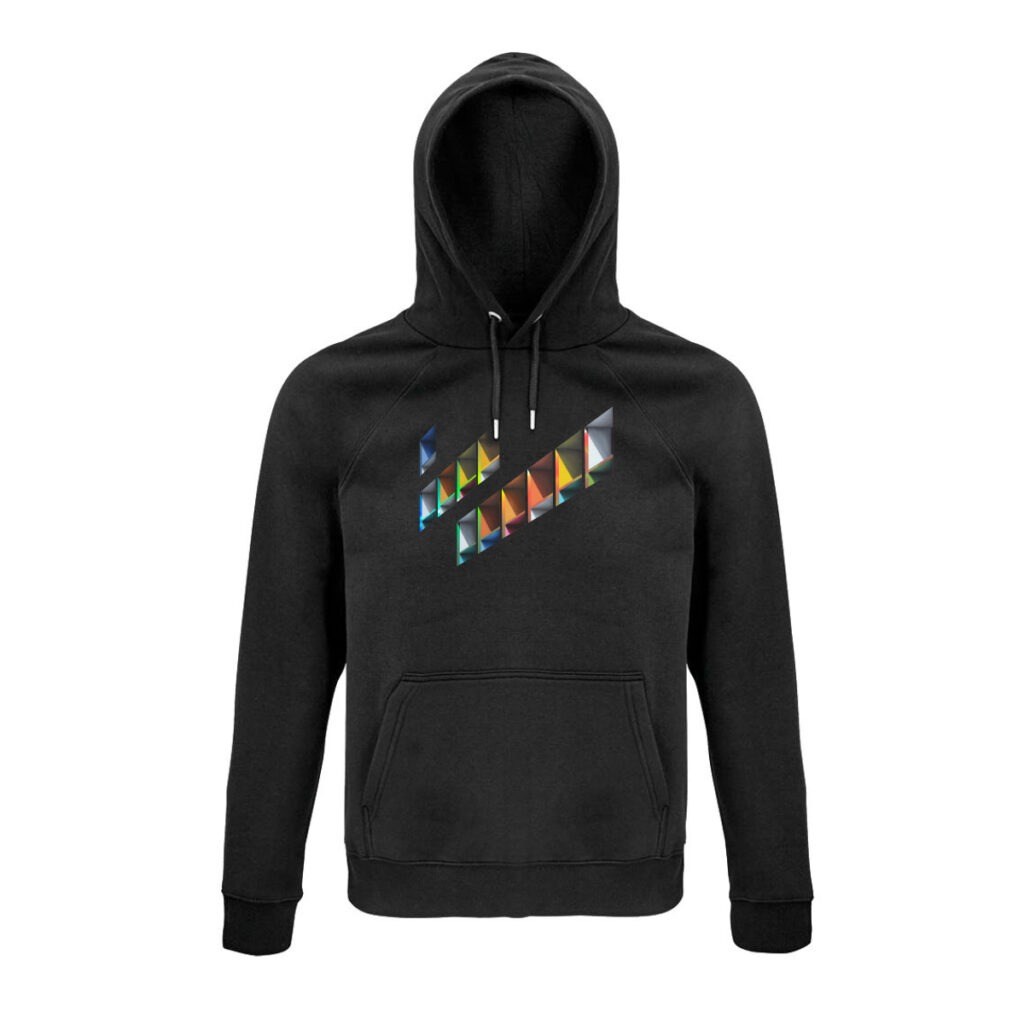 Ausschnitt aus dem Kunstwerk "Wohnmaschine" von Tobias Stutz auf einem schwarzen Hoodie. Zu sehen sind einige Fenster-Einbuchtungen in verschiedenen Farbtönen. Zusätzlich ist jeweils ein linker Steg und ein Steg im unteren Fünftel der Einbuchtung aus einer in allen Farben schillernden Folie geschnitten und aufgebracht.