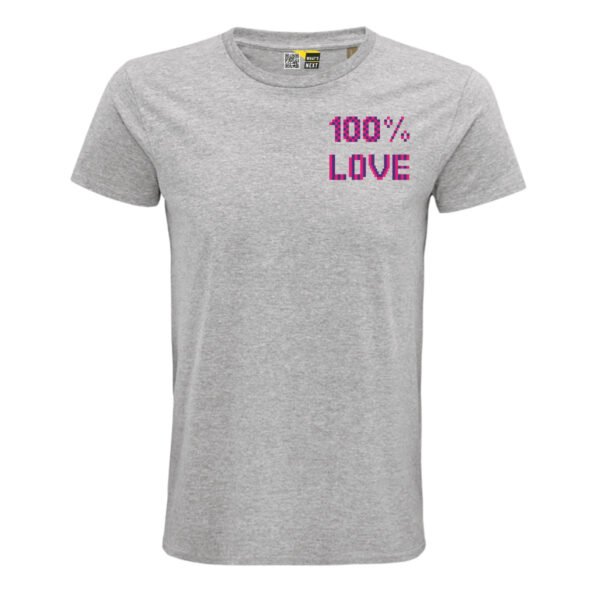 Graues T-Shirt, darauf als Brustmotiv zweizeilig "100% Love". Die Schrift setzt sich aus einer Vielzahl kleiner Quadrate in Pink und Lila zusammen, die wie ein Schachbrettmuster angeordnet sind.