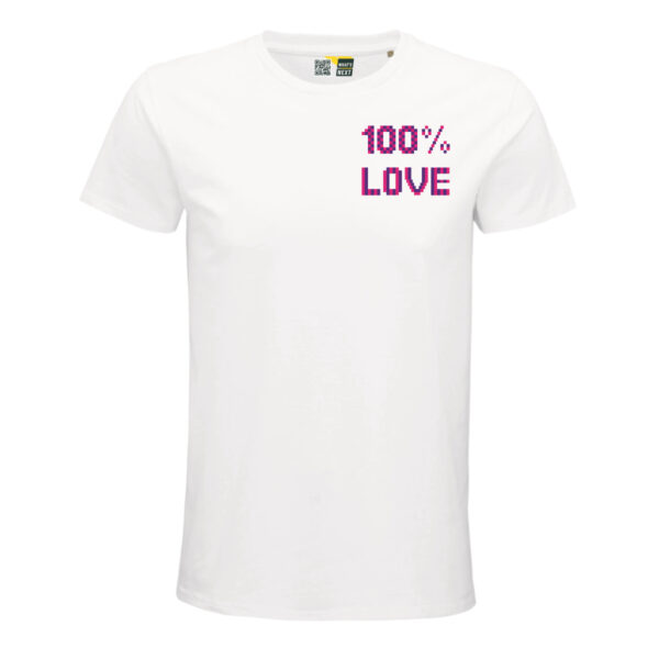 Weißes T-Shirt, darauf als Brustmotiv zweizeilig "100% Love". Die Schrift setzt sich aus einer Vielzahl kleiner Quadrate in Pink und Lila zusammen, die wie ein Schachbrettmuster angeordnet sind.