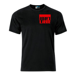 Schwarzes T-Shirt mit dem Schriftzug "Liebe" als großes Brustmotiv in Rot. Das Wort steht einmal lesbar dort, darüber ist eine rechteckige Fläche, in der "Liebe" vertikal gespiegelt aus der Fläche ausgespart wird.