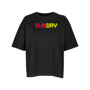 Schwarzes Oversize-Shirt mit dem Schriftzug "SUNDAY" SUN in Neonrot und DAY in Neongelb.