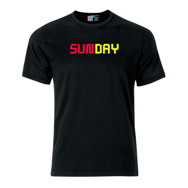 Schwarzes T-Shirt mit dem Schriftzug "SUNDAY" SUN in Neonrot und DAY in Neongelb.