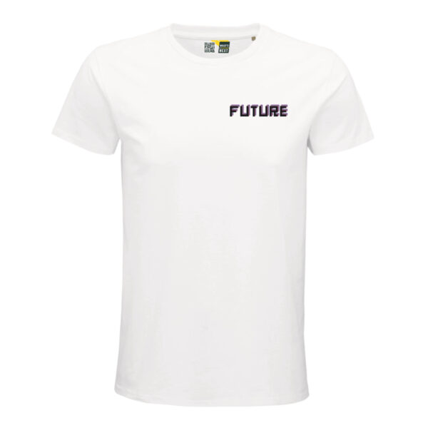 Weißes T-Shirt, auf der linken Brust das Wort "Future", viermal übereinander, von hinten nach vorne in lila, türkis, pink und schwarz.