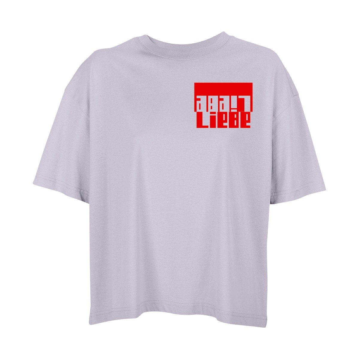 Flieder-farbenes Oversize-Shirt mit dem Schriftzug "Liebe" als großes Brustmotiv in Rot. Das Wort steht einmal lesbar dort, darüber ist eine rechteckige Fläche, in der "Liebe" vertikal gespiegelt aus der Fläche ausgespart wird.