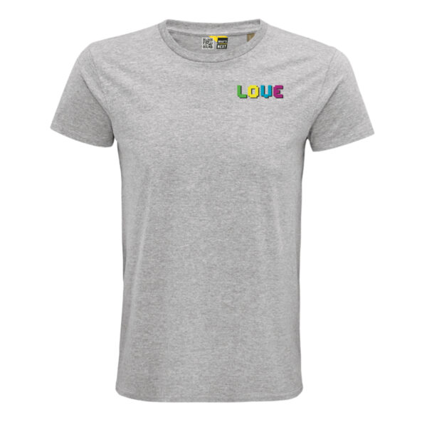 Graues T-Shirt, auf der linken Brust das Wort "LOVE". Das L ist grün, das O gelb, das V hellblau und das E lila. Das gesamte Wort hat einen schwarzen Schatten.