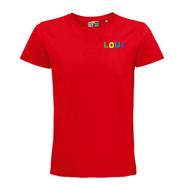 Rotes T-Shirt, auf der linken Brust das Wort "LOVE". Das L ist grün, das O gelb, das V hellblau und das E lila. Das gesamte Wort hat einen schwarzen Schatten.