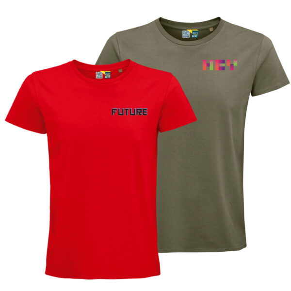 Das Motive "Future" auf einem roten T-Shirt, dahinter das Motiv "Hey" auf einem T-Shirt in Khaki.