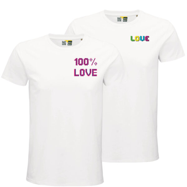 Zwei weiße Shirts hintereinandergestellt, darauf die Brustmotive "Love" und "100% Love". "Love" hat seine Buchstaben in Grün, Gelb, Hellblau und Lila. "100% Love" entsteht aus einem Schachbrettmuster von pink- und lila-farbenen kleinen Quadraten