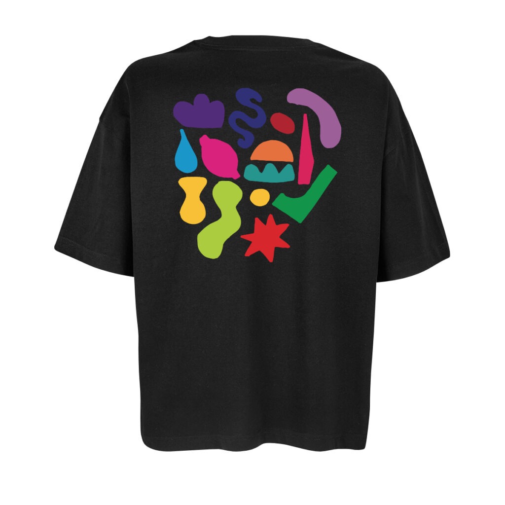 Rücken eines schwarzen Oversize-Shirts, darauf freie Formen (Früchte, Haken, Sterne etc.) in verschiedenen Farben.