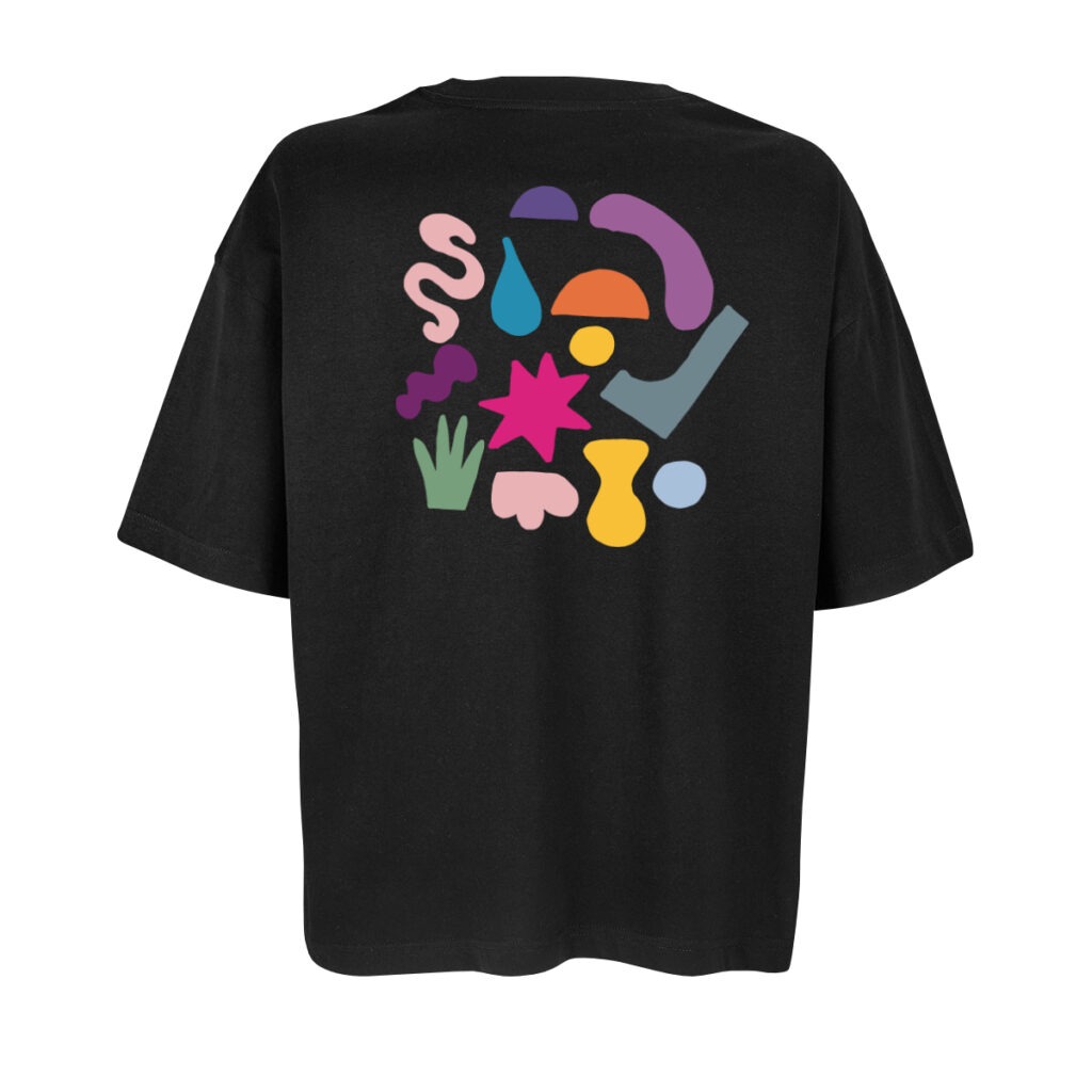 Rücken eines schwarzen Oversize-Shirts, darauf freie Formen (Schlangen, Haken, Sterne etc.) in verschiedenen Farben.