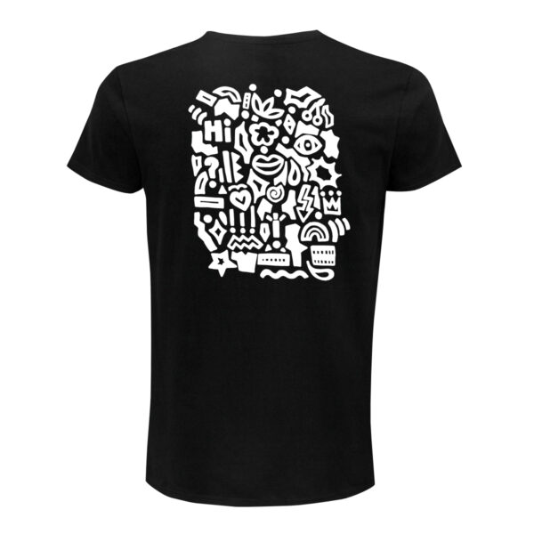 Schwarzes T-Shirt, Rückenansicht, darauf viele Figuren in weißen Konturen und Flächen, manche davon weiß gefüllt: Pfeile, Blitze, das Wort "Hi", Augen, Lippen, Rechtecke und vieles mehr.