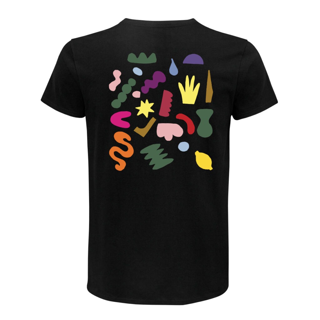 Rücken eines schwarzen Unisex-Shirts, darauf freie Formen (Schlangenformen, Sterne, Kronen etc.) in verschiedenen Farben.
