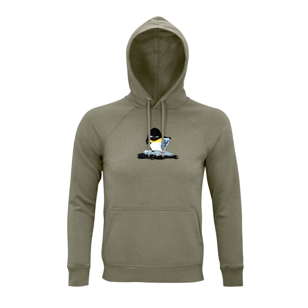 Khaki-farbener Hoodie, darauf ein comichafter Pinguin auf einer Eisscholle. Man sieht den Pinguin von vorne, er klappt seine linke Seite wie ein Jacket auf und bietet offenbar – in dieser Seite hängend – Fische zum Verkauf an.