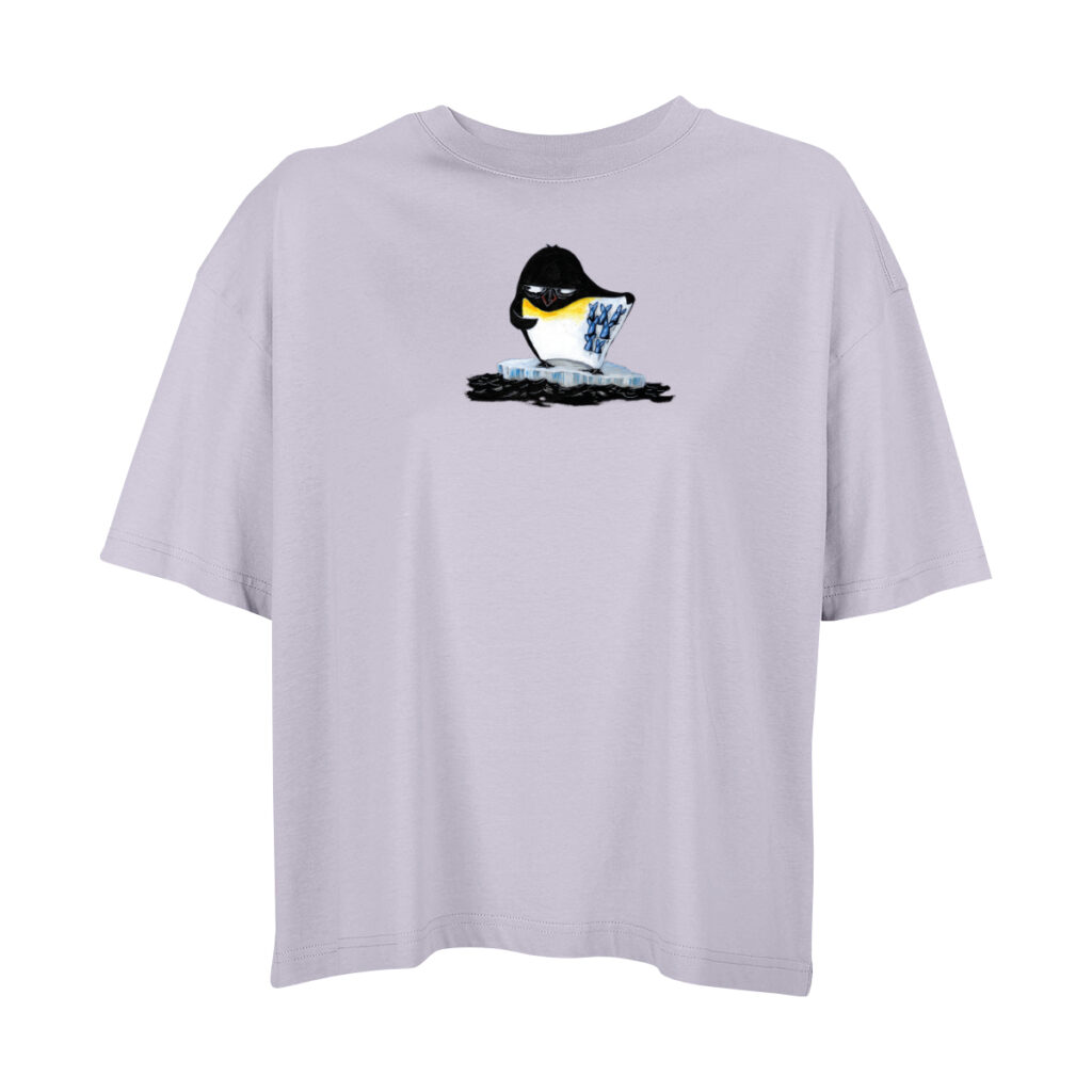 Flieder-farbenes Oversize-Shirt, darauf ein comichafter Pinguin auf einer Eisscholle. Man sieht den Pinguin von vorne, er klappt seine linke Seite wie ein Jacket auf und bietet offenbar – in dieser Seite hängend – Fische zum Verkauf an.