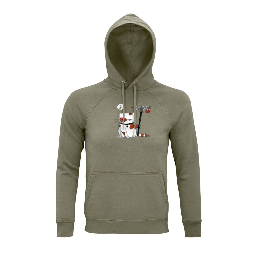 Ein khaki-farbener Hoodie, darauf eine comichaft gezeichnete Katze. Sie ist weiß mit roten Flecken, sie sitzt und hält in ihrer linken Pfort einen übergroßen Kriegshammer, von dem Blut tropft. Sie schaut schlecht gelaunt nach links. Über ihre eine Sprechblase, darin das Peace-Symbol, ein Kreis mit einer Vertikalen durch die Mitte und zwei Horizontalen von der Mitte aus jeweils im 45-Grad-Winkel zum Kreis unten hin.