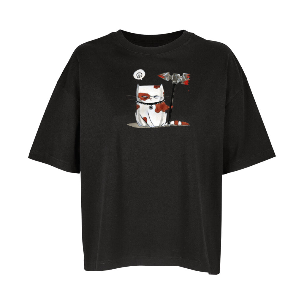Ein schwarzes Oversize-Shirt, darauf eine comichaft gezeichnete Katze. Sie ist weiß mit roten Flecken, sie sitzt und hält in ihrer linken Pfort einen übergroßen Kriegshammer, von dem Blut tropft. Sie schaut schlecht gelaunt nach links. Über ihre eine Sprechblase, darin das Peace-Symbol, ein Kreis mit einer Vertikalen durch die Mitte und zwei Horizontalen von der Mitte aus jeweils im 45-Grad-Winkel zum Kreis unten hin.