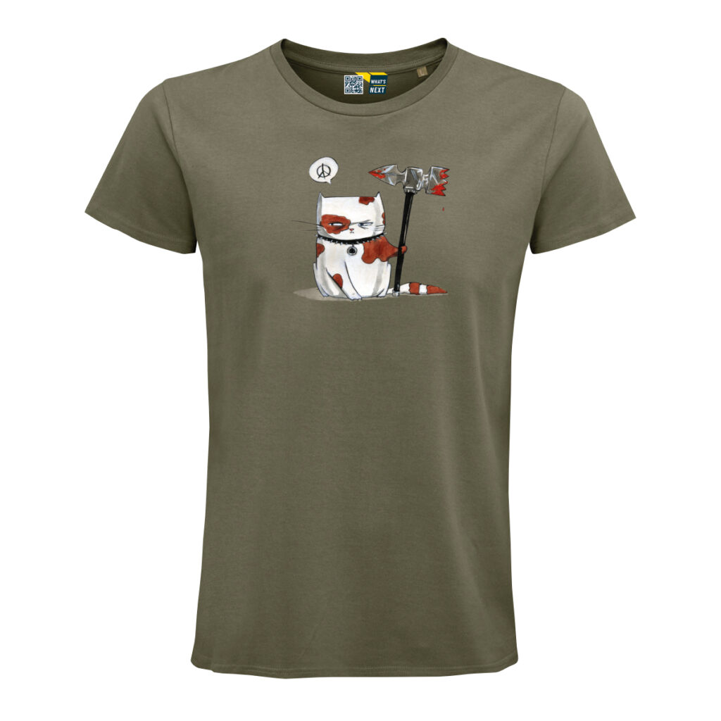Ein khaki-farbenes T-Shirt, darauf eine comichaft gezeichnete Katze. Sie ist weiß mit roten Flecken, sie sitzt und hält in ihrer linken Pfort einen übergroßen Kriegshammer, von dem Blut tropft. Sie schaut schlecht gelaunt nach links. Über ihre eine Sprechblase, darin das Peace-Symbol, ein Kreis mit einer Vertikalen durch die Mitte und zwei Horizontalen von der Mitte aus jeweils im 45-Grad-Winkel zum Kreis unten hin.