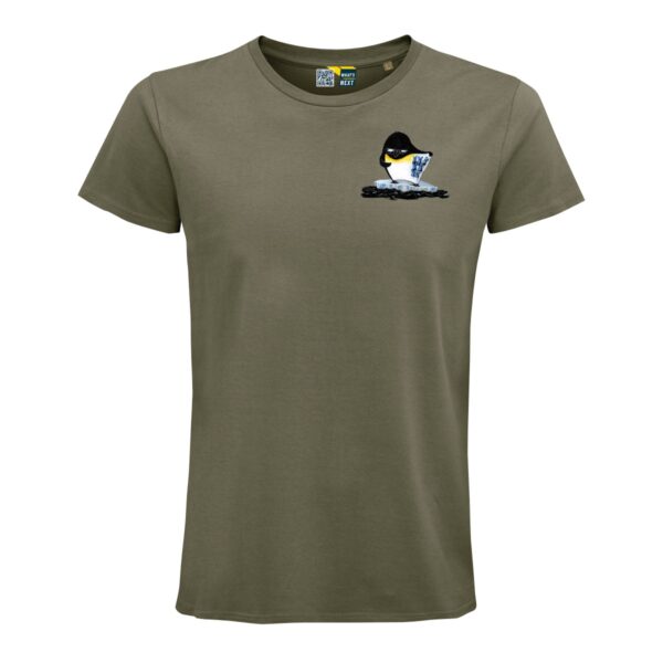 Khaki-farbenes T-Shirt, darauf, als Brustmotiv links ein comichafter Pinguin auf einer Eisscholle. Man sieht den Pinguin von vorne, er klappt seine linke Seite wie ein Jacket auf und bietet offenbar – in dieser Seite hängend – Fische zum Verkauf an.