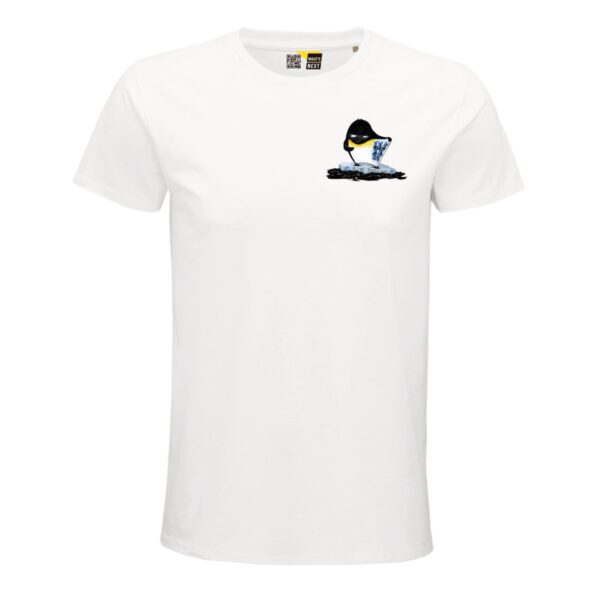Weißes T-Shirt, darauf, als Brustmotiv links ein comichafter Pinguin auf einer Eisscholle. Man sieht den Pinguin von vorne, er klappt seine linke Seite wie ein Jacket auf und bietet offenbar – in dieser Seite hängend – Fische zum Verkauf an.