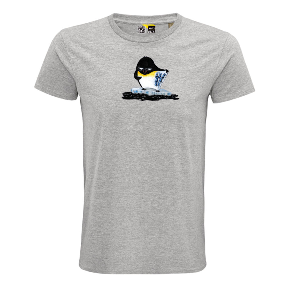 Graues T-Shirt, darauf ein comichafter Pinguin auf einer Eisscholle. Man sieht den Pinguin von vorne, er klappt seine linke Seite wie ein Jacket auf und bietet offenbar – in dieser Seite hängend – Fische zum Verkauf an.