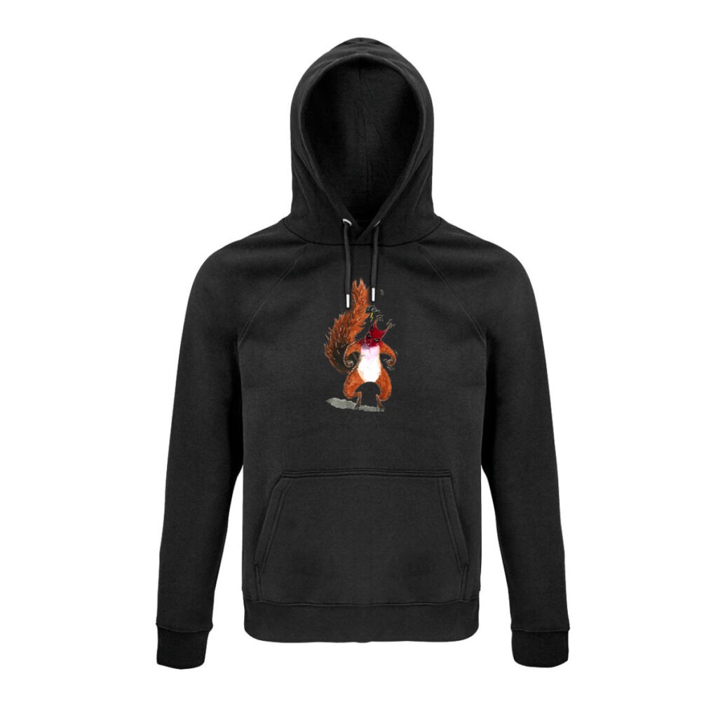 Schwarzer Hoodie, darauf das Streithörnchen, ein sehr aggressiv drein schauendes, comic-gezeichnetes Eichhörnchen, das steht und die Fäuste ballt. Den Schweif hat es aufgestellt, es ist hauptsächlich Orange mit einem weißen Bauch.