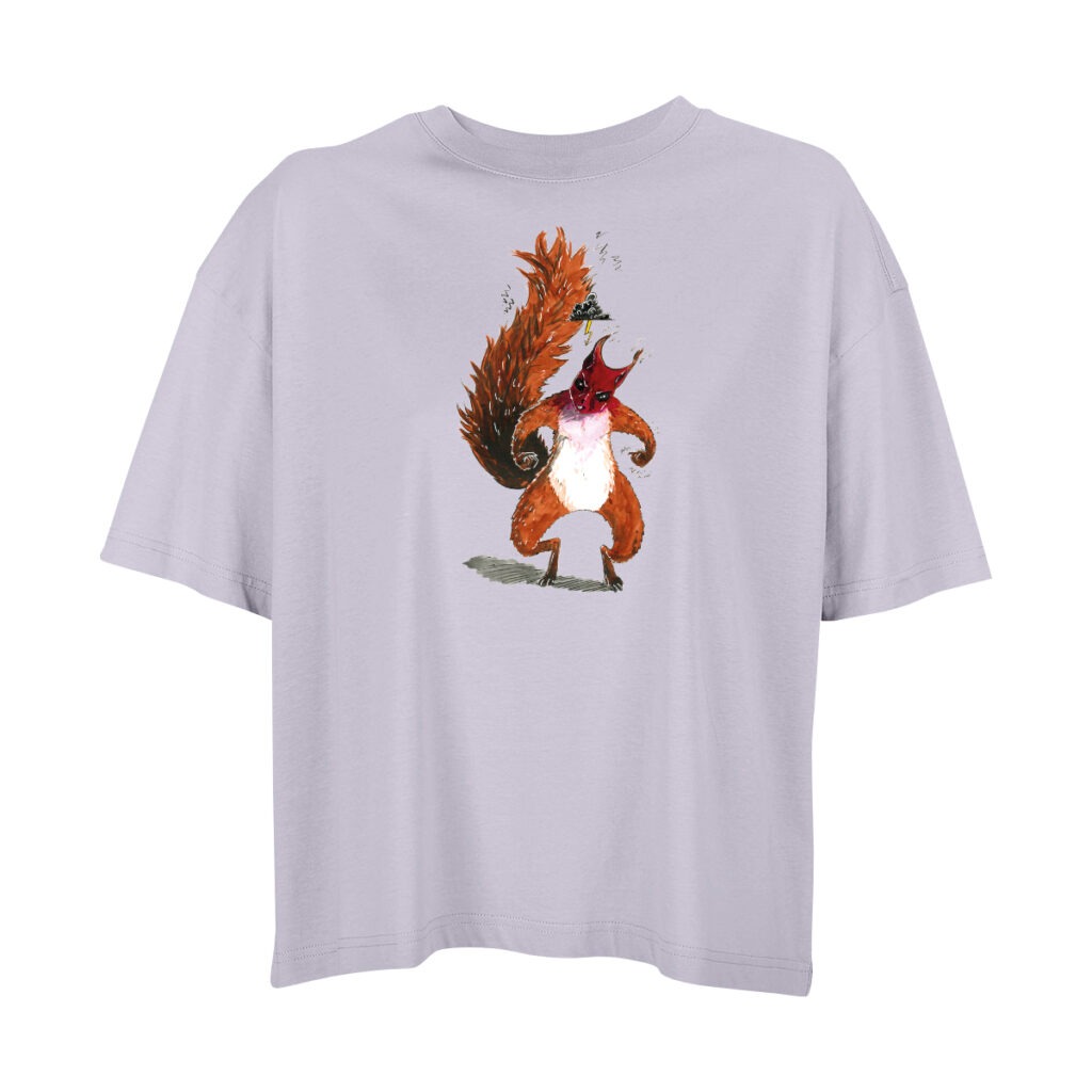 Fliederfarbenes Oversize-Shirt, darauf das Streithörnchen, ein sehr aggressiv drein schauendes, comic-gezeichnetes Eichhörnchen, das steht und die Fäuste ballt. Den Schweif hat es aufgestellt, es ist hauptsächlich Orange mit einem weißen Bauch.