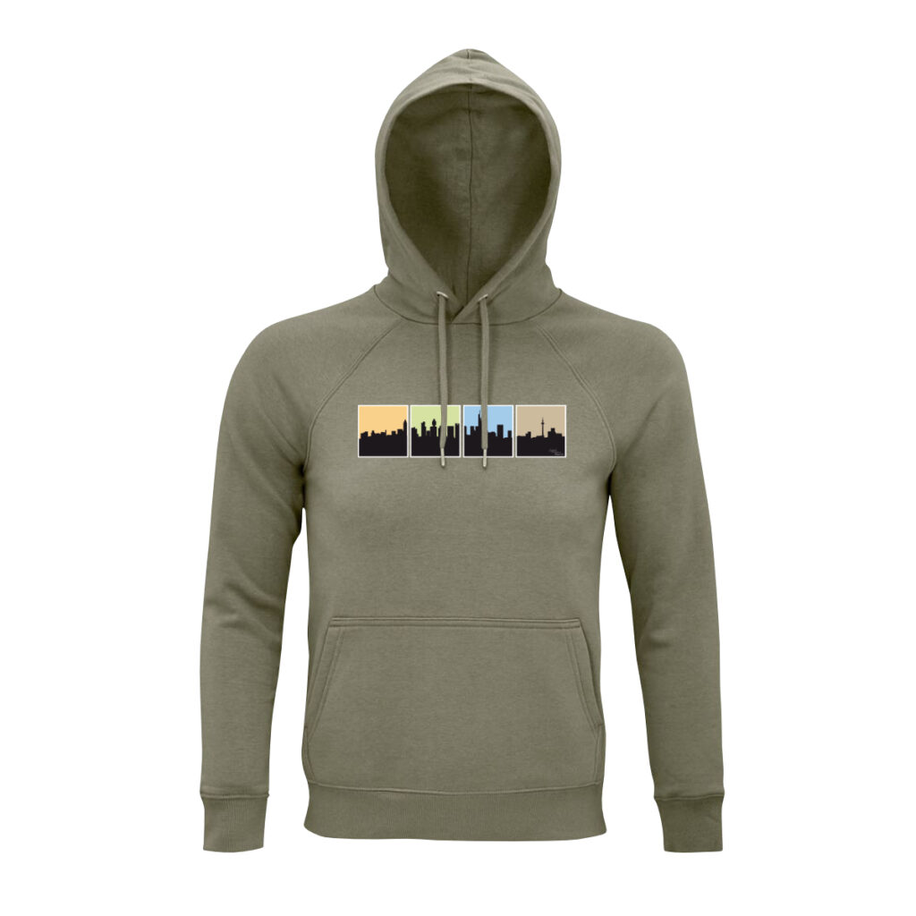 Ein khaki-farbener Hoodie darauf eine Skyline von Frankfurt am Main in Schwarz, allerdings unterteilt in vier Kästen (jeweils mit weißem Rahmen), sodass die Skyline dreimal unterbrochen wird. Die Kästen haben jeweils andersfarbige hintergründe. Von links nach rechts: ein sanftes Orange, ein leichtes Grün, ein helles Blau und ein leichtes Braun.