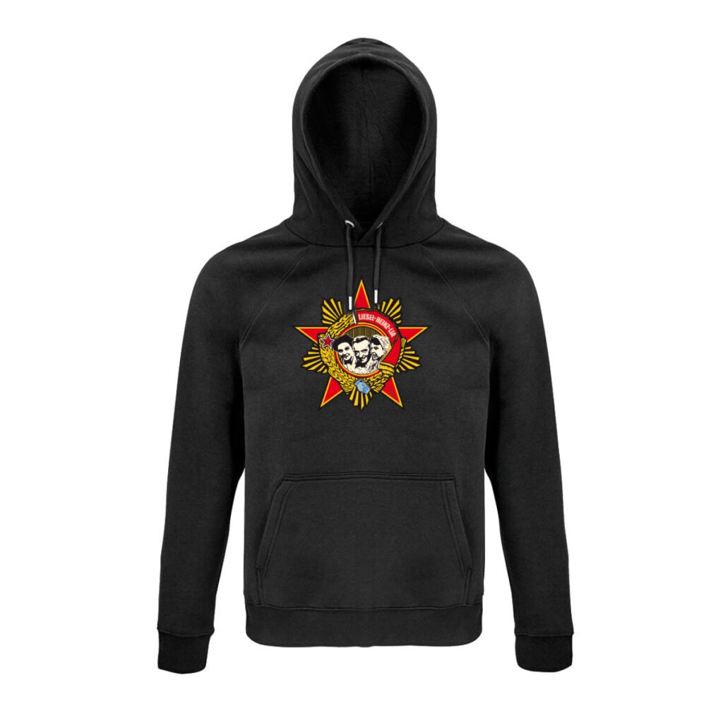 Ein schwarzer Hoodie, darauf ein fünfzackiger roter Stern mit gelber und schwarzer Kontur. Zwischen den Zacken sind jeweils schmale Türme, außen jeweils klein, in der Mitte jeweils der höchste, alle gelb mit schwarzer Kontur. Auf dem Stern liegt dann ein gelber Kranz mit schwarzen Konturen. Im oberen Teil des Kranzes weht eine rote Fahne in der steht "Liesel, Heinz, Lia". In der Mitte des Kranzes sind Silhouetten der drei zu sehen (Liesel Christ, Heinz Schenk, Lia Wöhr). Unter den Dreien ist noch ein kleiner Bembel eingearbeitet.