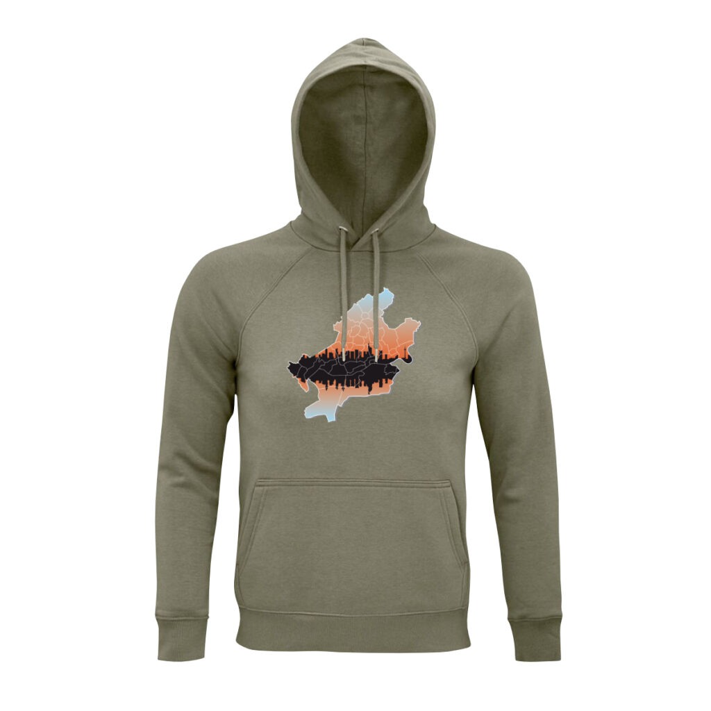 Ein khaki-farbener Hoodie, darauf die Karte von Frankfurt. Die Karte selbst hat einen Hintergrund, der von oben hellblau, in der Mitte Orange nach unten wieder nach hellblau verläuft. Etwas unterhalb ihrer Mitte ist die Skyline von Frankfurt in der Karte, in Schwarz. Einmal richtig herum und dann einmal gespiegelt und leicht verzerrt, als würde sie sich im Wasser spiegeln. Noch über allen Inhalten zeichnen weiße Linien die Stadtteile ein.