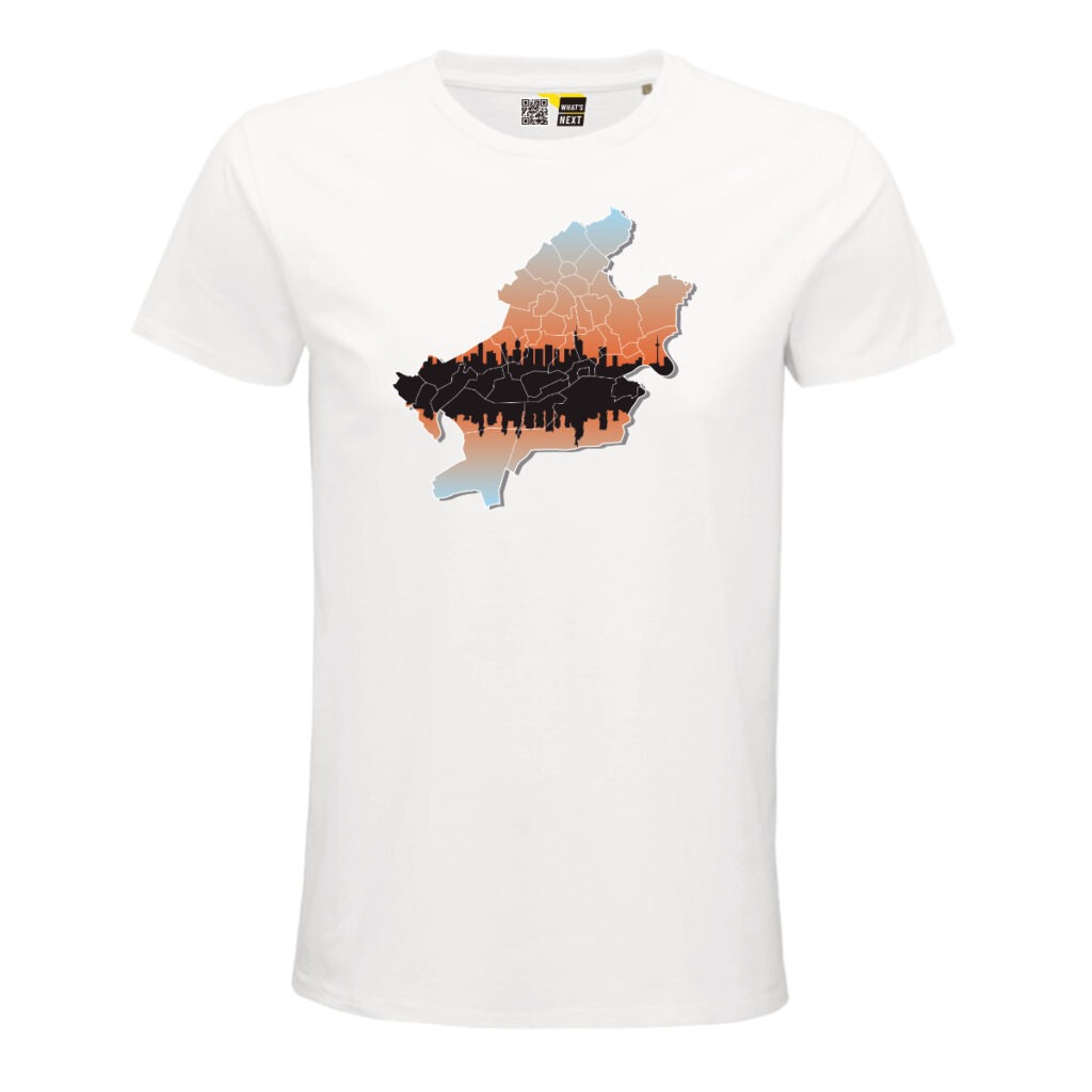 Ein weißes T-Shirt, darauf die Karte von Frankfurt. Die Karte selbst hat einen Hintergrund, der von oben hellblau, in der Mitte Orange nach unten wieder nach hellblau verläuft. Etwas unterhalb ihrer Mitte ist die Skyline von Frankfurt in der Karte, in Schwarz. Einmal richtig herum und dann einmal gespiegelt und leicht verzerrt, als würde sie sich im Wasser spiegeln. Noch über allen Inhalten zeichnen weiße Linien die Stadtteile ein.