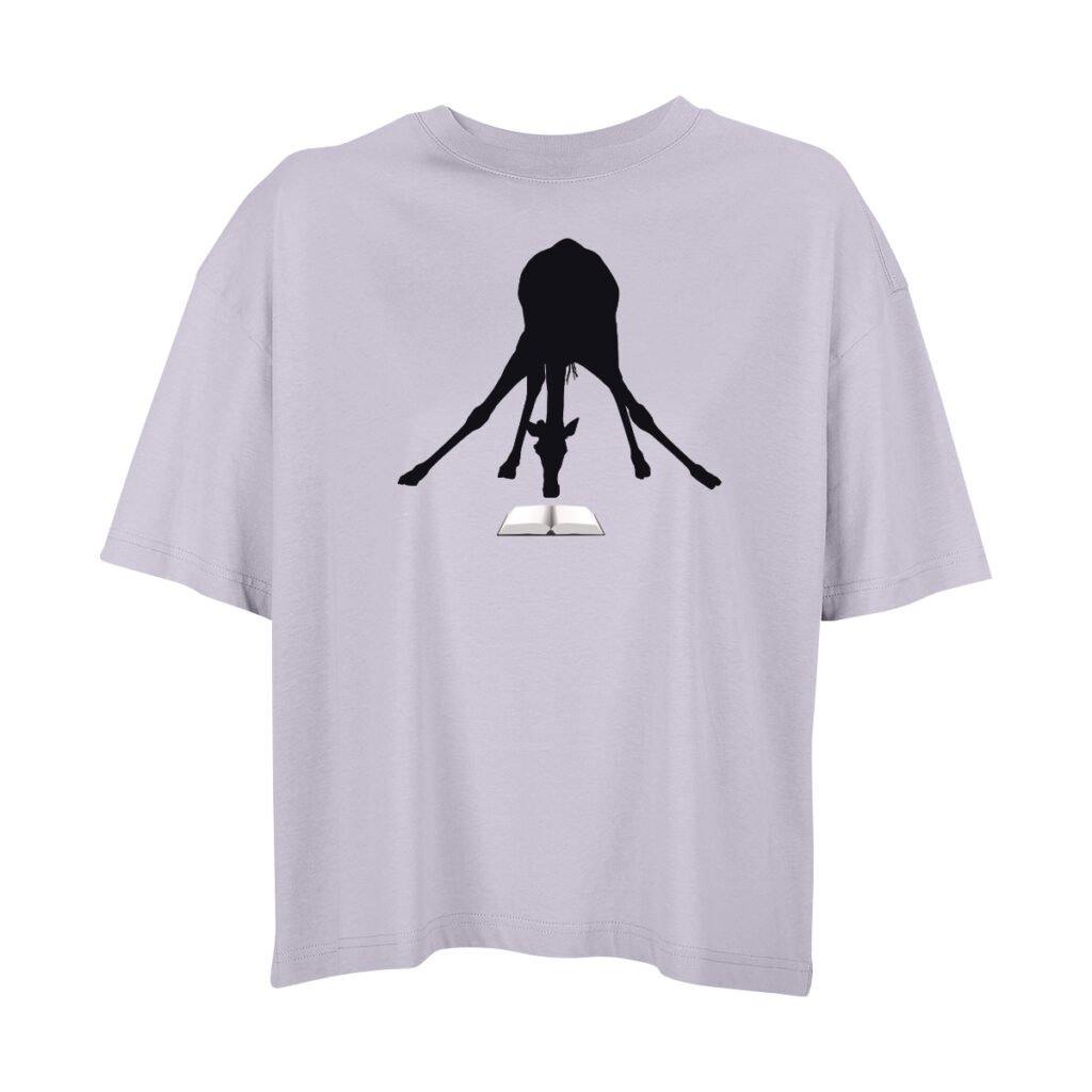 Ein fliederfarbenes Oversize-Shirt, darauf ganz in schwarz die Silhouette einer Giraffe, die sich – die Vorderläufe weit auseinander – ganz nach unten beugt, sodass ihr Kopf in dem stilisierten Buch lesen kann, das vor ihr liegt, gezeichnet in Weiß und Grautönen