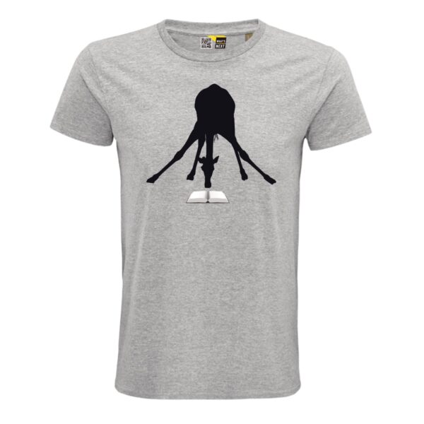 Ein graues T-Shirt, darauf ganz in schwarz die Silhouette einer Giraffe, die sich – die Vorderläufe weit auseinander – ganz nach unten beugt, sodass ihr Kopf in dem stilisierten Buch lesen kann, das vor ihr liegt, gezeichnet in Weiß und Grautönen