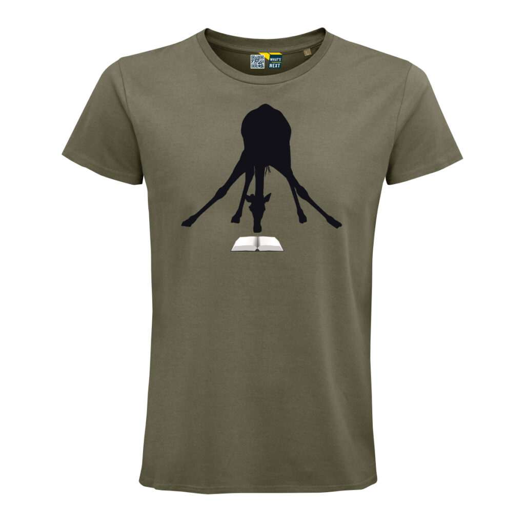 Ein khaki-farbenes T-Shirt, darauf ganz in schwarz die Silhouette einer Giraffe, die sich – die Vorderläufe weit auseinander – ganz nach unten beugt, sodass ihr Kopf in dem stilisierten Buch lesen kann, das vor ihr liegt, gezeichnet in Weiß und Grautönen