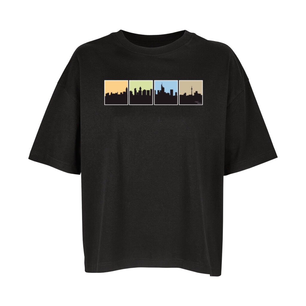 Ein schwarzes Oversize-Shirt darauf eine Skyline von Frankfurt am Main in Schwarz, allerdings unterteilt in vier Kästen (jeweils mit weißem Rahmen), sodass die Skyline dreimal unterbrochen wird. Die Kästen haben jeweils andersfarbige hintergründe. Von links nach rechts: ein sanftes Orange, ein leichtes Grün, ein helles Blau und ein leichtes Braun.