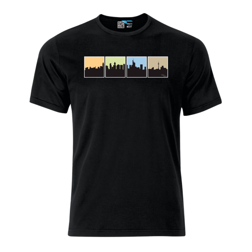 Ein schwarzes T-Shirt darauf eine Skyline von Frankfurt am Main in Schwarz, allerdings unterteilt in vier Kästen (jeweils mit weißem Rahmen), sodass die Skyline dreimal unterbrochen wird. Die Kästen haben jeweils andersfarbige hintergründe. Von links nach rechts: ein sanftes Orange, ein leichtes Grün, ein helles Blau und ein leichtes Braun.