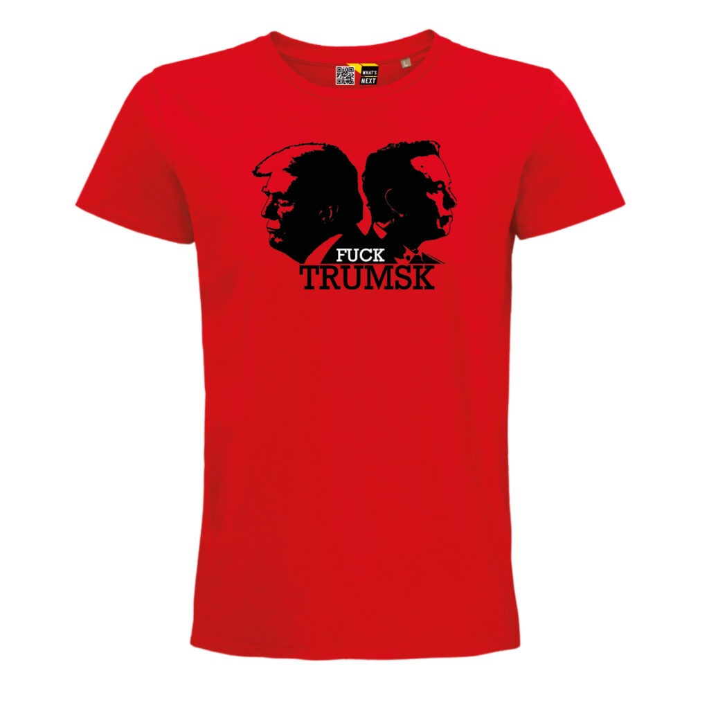 Ein rotes T-Shirt, darauf die Silhouetten von Portraits von Trump und Musk in schwarz, links Trump, der nach links schaut, rechts Musk, der nach rechts schaut. Am unteren Ende der Portraits steht in weiß das Wort "Fuck" und unter der Zeichnung wieder in schwarz "Trumsk"
