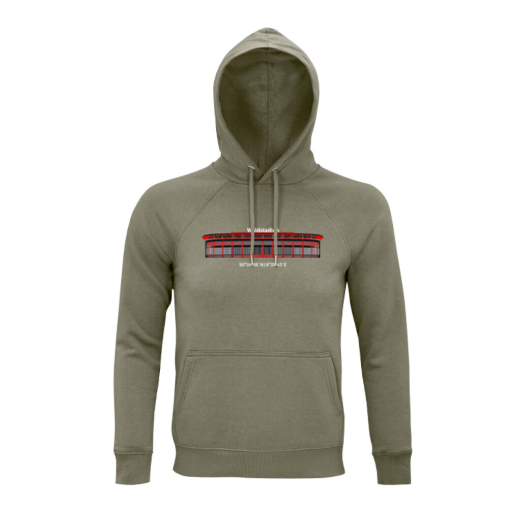 Ein khaki-farbener Hoodie, darauf das Stadion der Eintracht in Frankfurt in Schwarz und Rot gehalten. Man sieht eine sehr breite Form, darin erkennbar die vertikalen Säulen und einige Horizontale. Die Säulen tragen einen breite Vertikale fast ganz oben und dann das ovale Dach. Auf dem Dach steht der Name "Waldstation" unter dem Stadion seine Koordinaten "50° 04´06˝ N 8° 38´43˝ E"