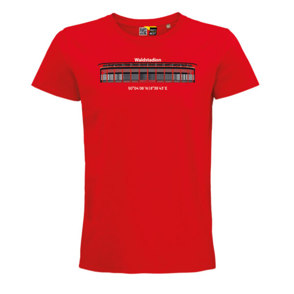 Ein rotes T-Shirt, darauf das Stadion der Eintracht in Frankfurt in Schwarz und Rot gehalten. Man sieht eine sehr breite Form, darin erkennbar die vertikalen Säulen und einige Horizontale. Die Säulen tragen einen breite Vertikale fast ganz oben und dann das ovale Dach. Auf dem Dach steht der Name "Waldstation" unter dem Stadion seine Koordinaten "50° 04´06˝ N 8° 38´43˝ E"
