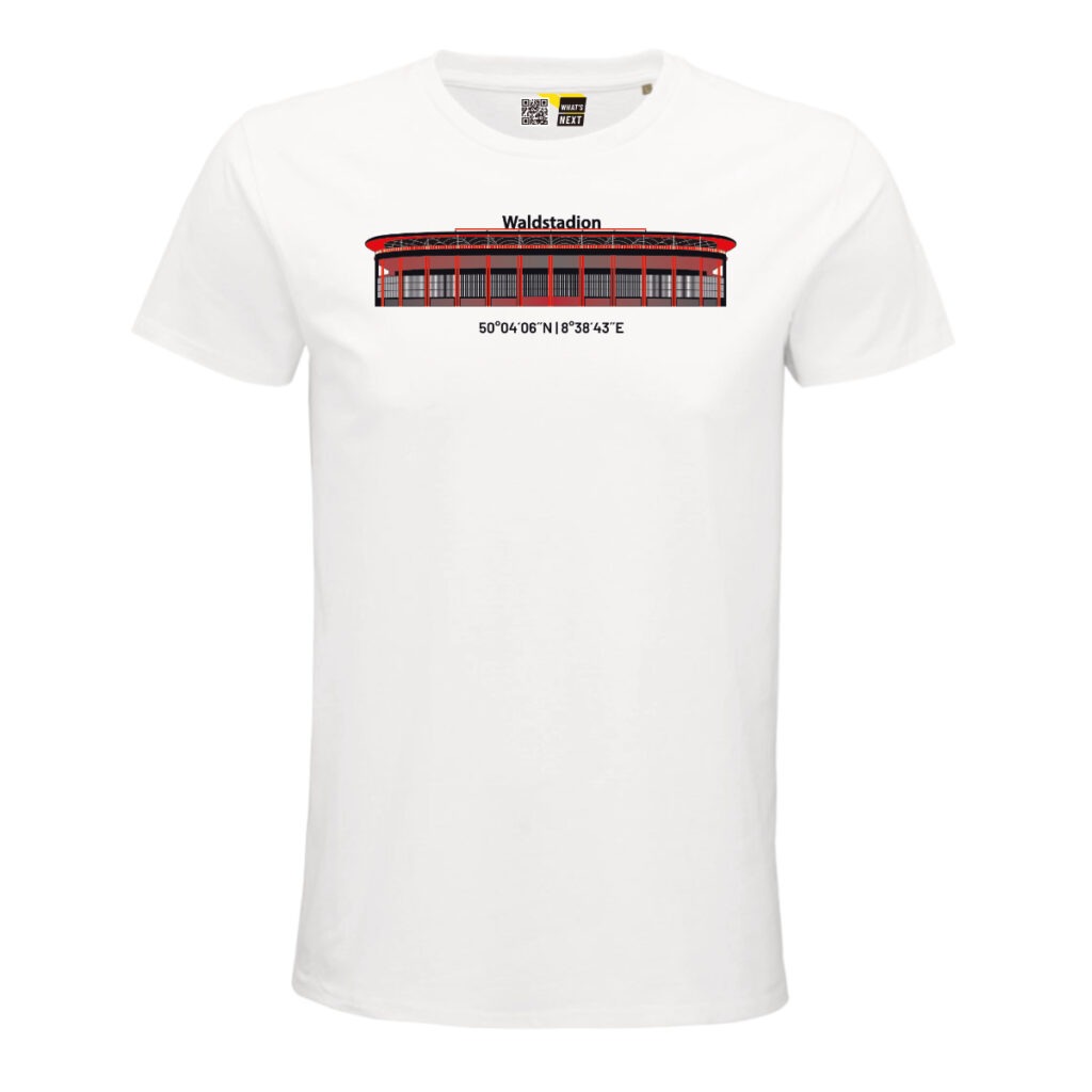 Ein weißes T-Shirt, darauf das Stadion der Eintracht in Frankfurt in Schwarz und Rot gehalten. Man sieht eine sehr breite Form, darin erkennbar die vertikalen Säulen und einige Horizontale. Die Säulen tragen einen breite Vertikale fast ganz oben und dann das ovale Dach. Auf dem Dach steht der Name "Waldstation" unter dem Stadion seine Koordinaten "50° 04´06˝ N 8° 38´43˝ E"
