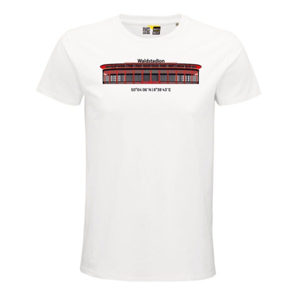 Ein weißes T-Shirt, darauf das Stadion der Eintracht in Frankfurt in Schwarz und Rot gehalten. Man sieht eine sehr breite Form, darin erkennbar die vertikalen Säulen und einige Horizontale. Die Säulen tragen einen breite Vertikale fast ganz oben und dann das ovale Dach. Auf dem Dach steht der Name "Waldstation" unter dem Stadion seine Koordinaten "50° 04´06˝ N 8° 38´43˝ E"