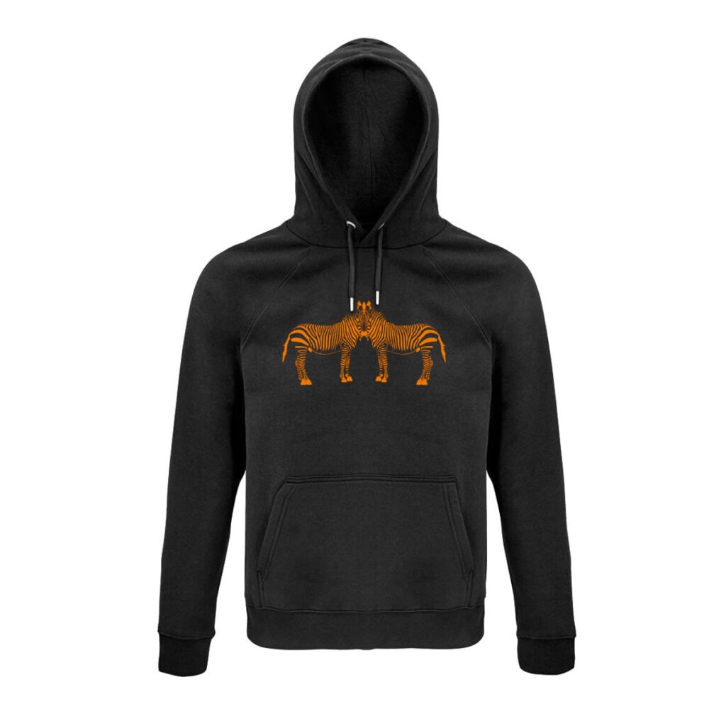 Ein schwarzer Hoodie, darauf zwei stilisierte Zebras, bestehend aus orangefarbenen Streifen, die sonst die schwarzen Streifen des Zebras wären. Von der Seite gezeichnet, sodass zwei Körper sichtbar sind, die aber in einem Kopf verschmelzen.